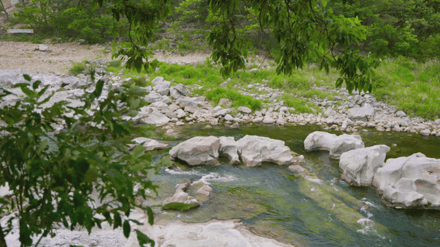 바위 사이로 흐르는 고요한 강