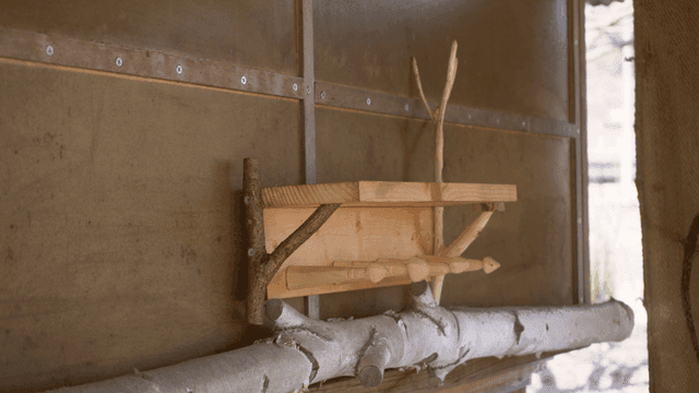 소박한 벽에 있는 나무 거치대 선반