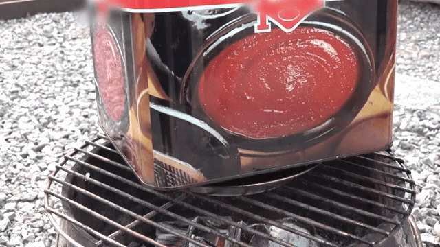 맥주캔 위에 올린 통닭에 뚜껑을 덮는 장면