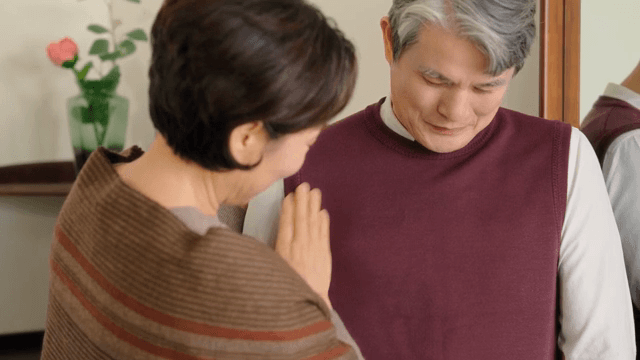 옷을 정리하며 미소 짓는 노부부