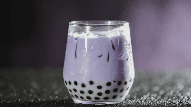 테이블 위에 놓인 보라색 타로 버블티