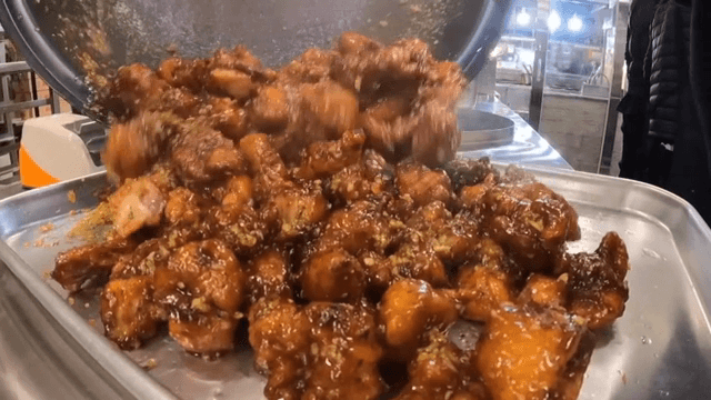 쟁반에 옮겨지는 닭강정