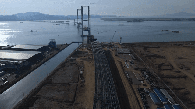 Bridge construction over a wide sea