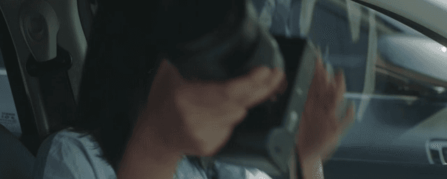 차 안에서 생각에 잠긴 여성