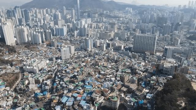 산이 보이는 광활한 도시 풍경
