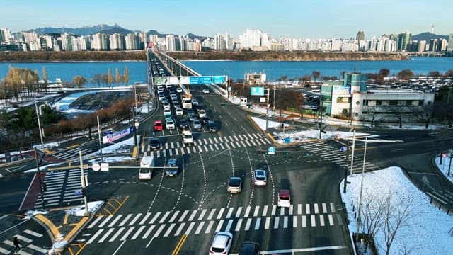 겨울날의 번화한 도심 교차로