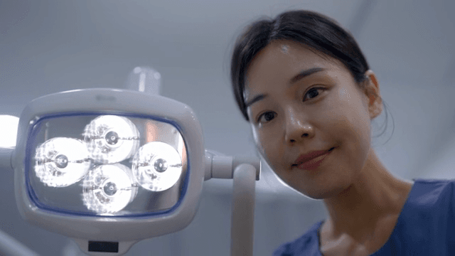 진료실 조명을 조정하는 간호사