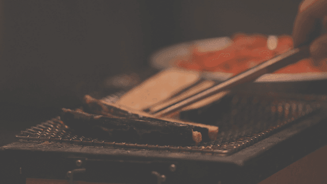 바비큐 그릴 위의 구운 가지 슬라이스