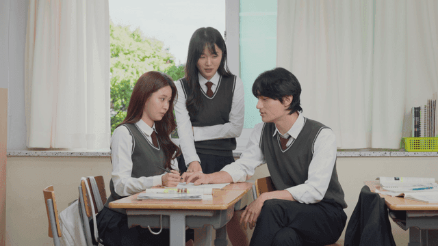 교실에 모여 잡담하는 학생들