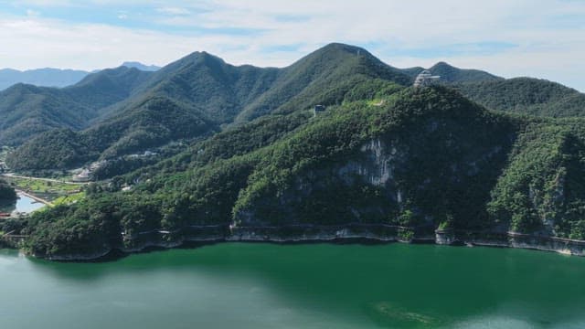 푸른 산과 고요한 강