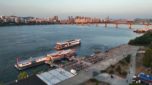 도시 다리 근처의 유람선