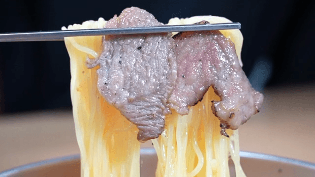 육수가 있는 냉면과 소고기 슬라이스