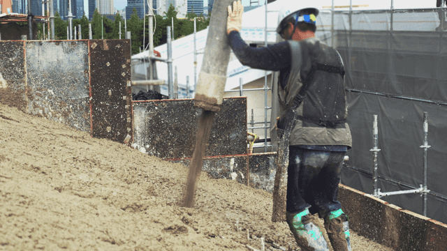 건설 현장에서 콘크리트를 붓는 작업자