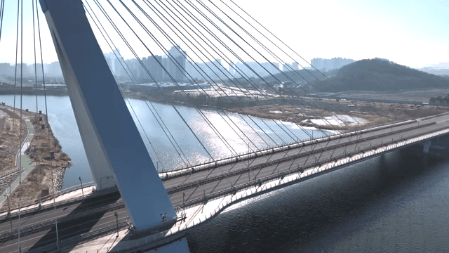 도시의 강 위에 있는 현대적인 다리