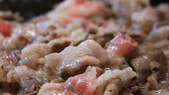 팬에서 고기가 지글지글 익는 모습