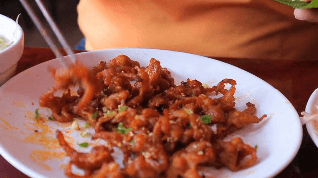 불닭발을 깻잎에 싸는 모습