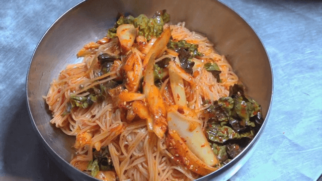 비빔국수 위에 올리는 계란