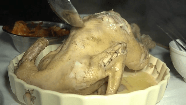 접시에 담긴 백숙