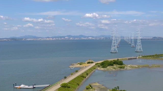 맑은 하늘 아래 해상 전기탑 풍경