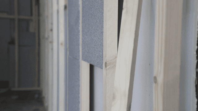 건물의 목재 프레임과 단열재