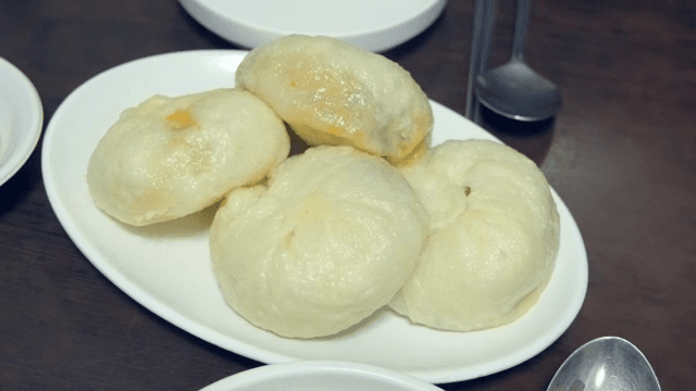 흰 접시에 놓인 만두