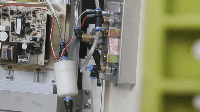 전자 부품과 튜브의 근접 촬영