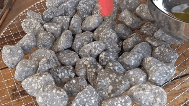 요리를 위해 돌에 기름 바르기