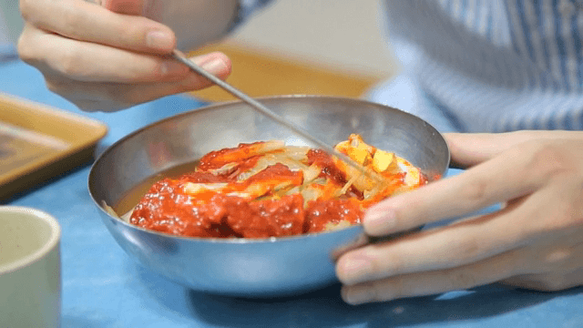 매운 소스를 곁들인 냉면