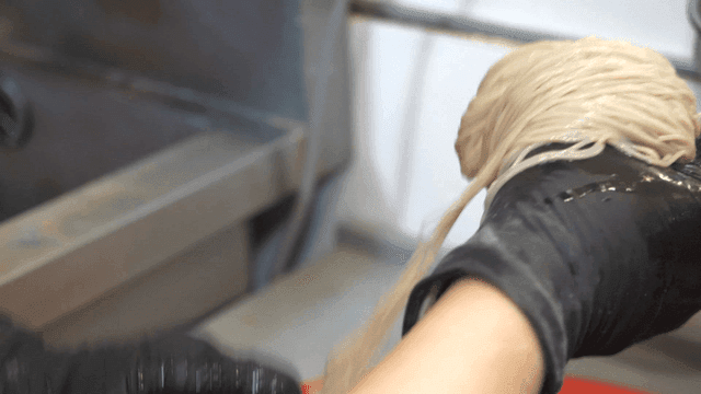 둥글게 만들어지는 메밀면