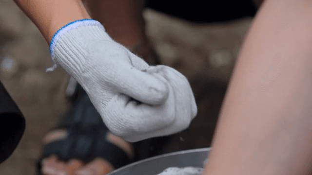 카카오 껍질을 분리하는 손