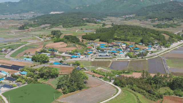 농지로 둘러싸인 시골 마을