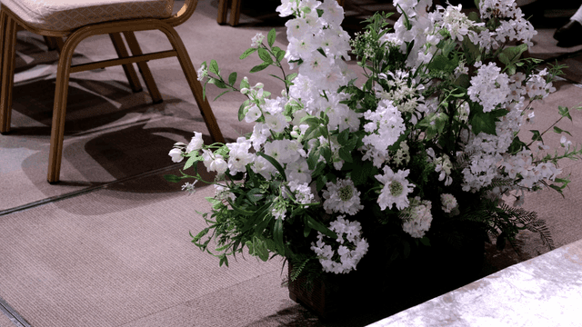 흰 꽃이 있는 실내 꽃꽂이