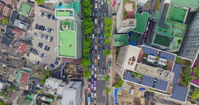 번화한 도시 교차로의 전경