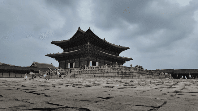 관광객들이 한국의 역사적인 궁전을 탐험하는 모습