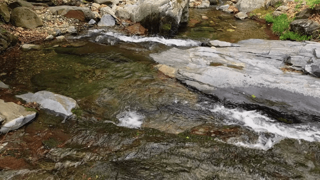 바위 위로 흐르는 시냇물