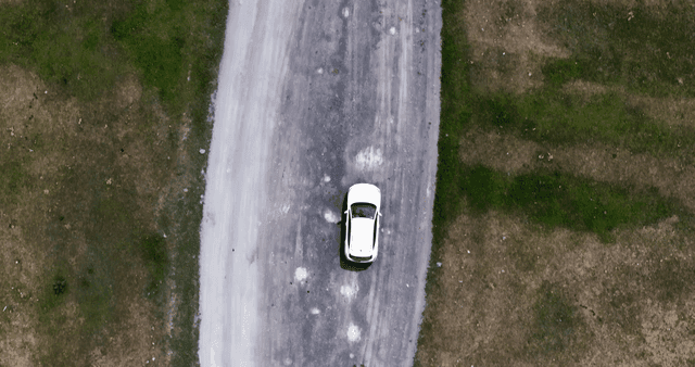 비포장 도로를 달리는 자동차