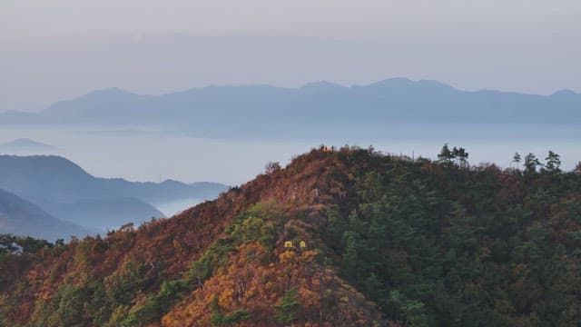 구름 낀 산 꼭대기에서 캠핑하는 모습