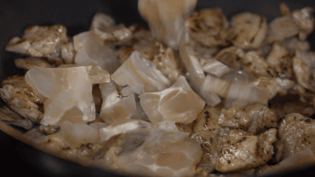 Beef tendons poured over stir-fried meat