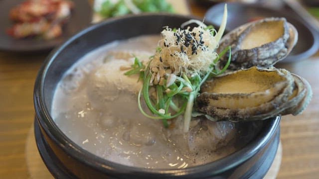 전복과 닭고기 수프 한 그릇