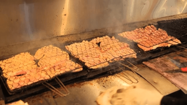 석쇠와 숯불에서 구워낸 돼지 갈비