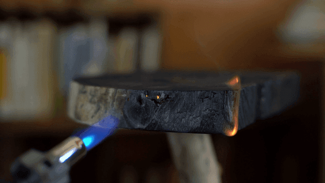 나무를 토치로 태우는 장면