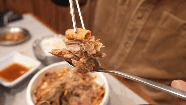 Boneless tripe and pork backbone stew piled high on spoon