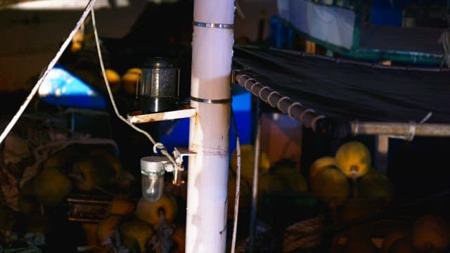 밤에 배의 조명 고리 장치