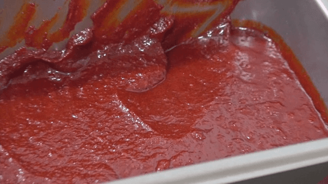 가스레인지 위의 고추장 통