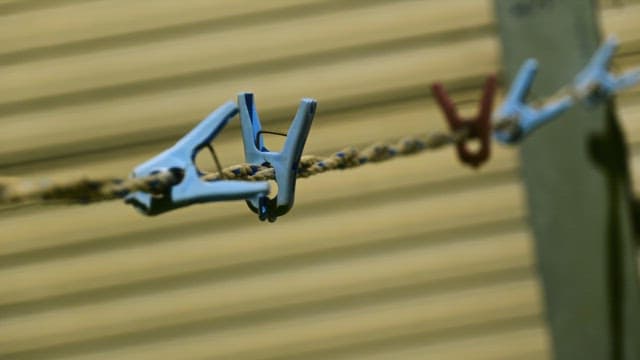 벽을 배경으로 한 빨래집게