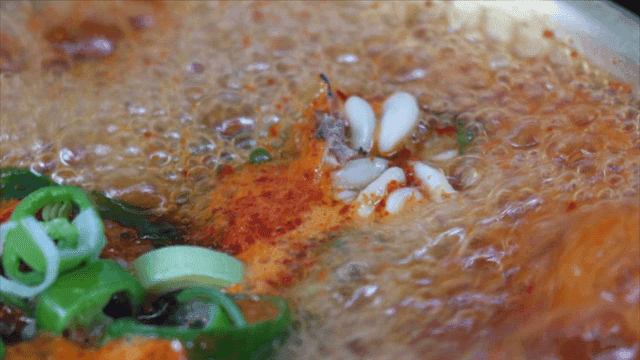 야채와 끓고 있는 매운 대구탕