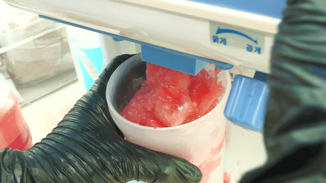 곱게 갈려나오는 시원한 수박 컵 빙수