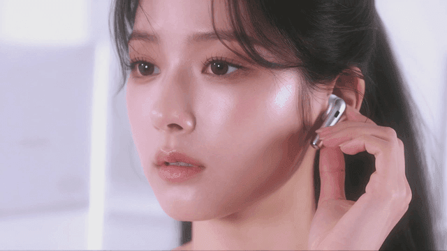 무선 이어폰을 사용하는 젊은 여성