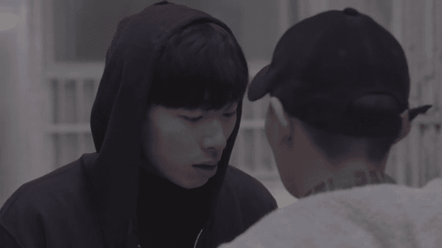 공격적인 태도로 대화를 하는 남성