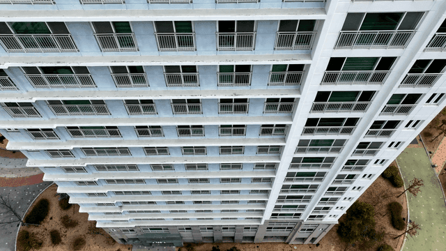 발코니가 있는 높은 아파트 건물